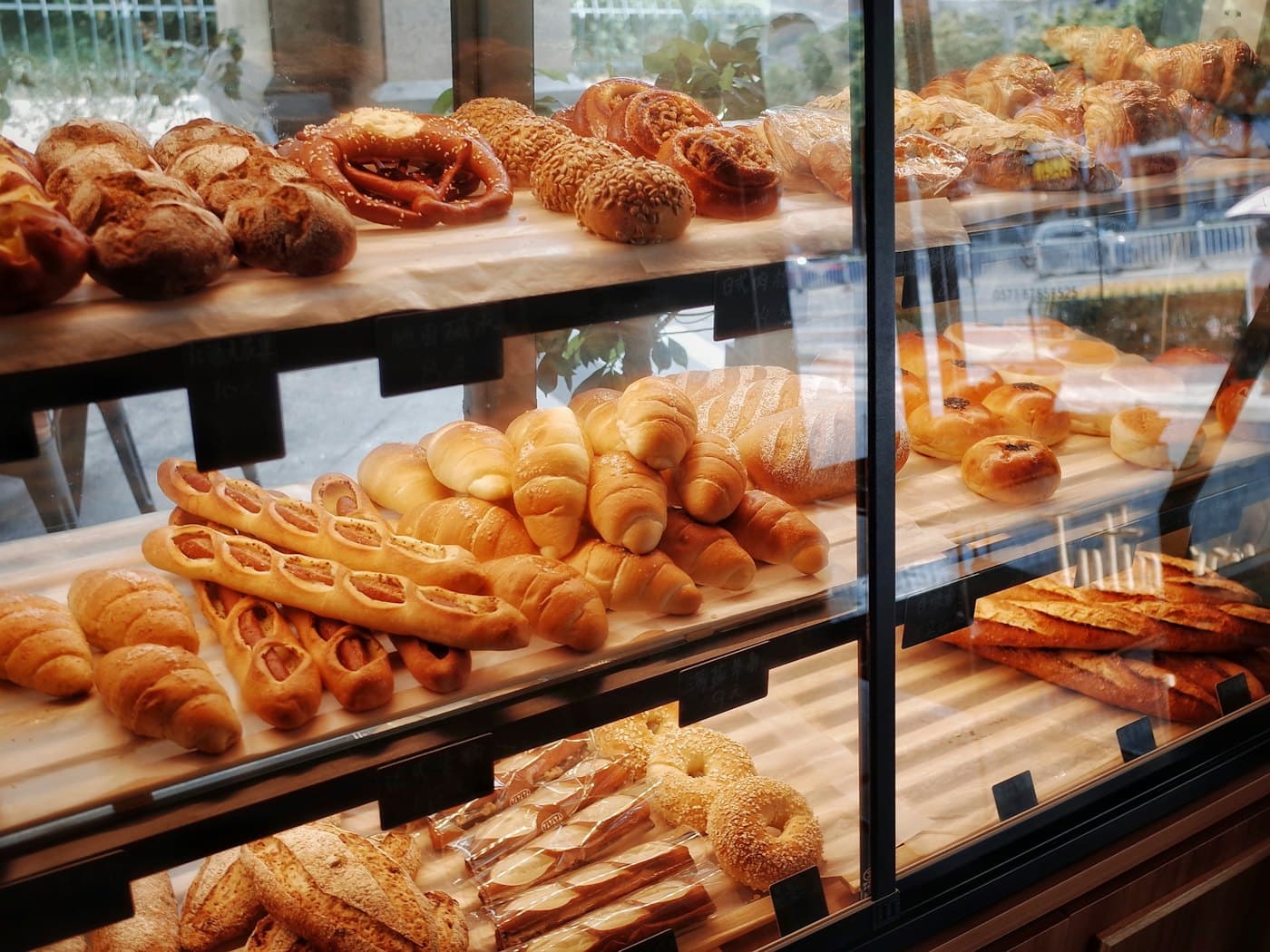 Vitrine de boulangerie remplie de pains et viennoiseries frais