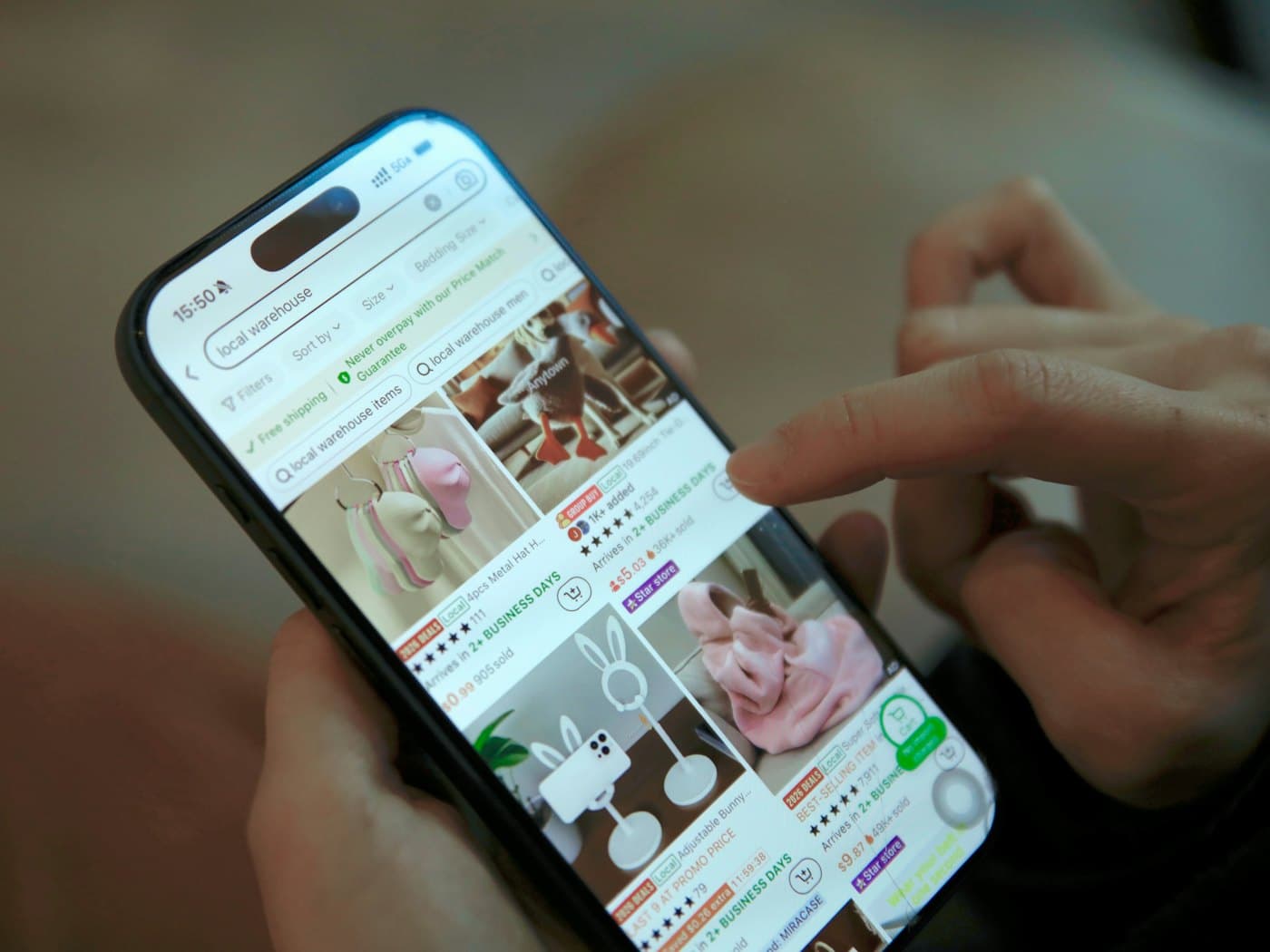 Une personne parcourt des offres et bons plans sur son smartphone