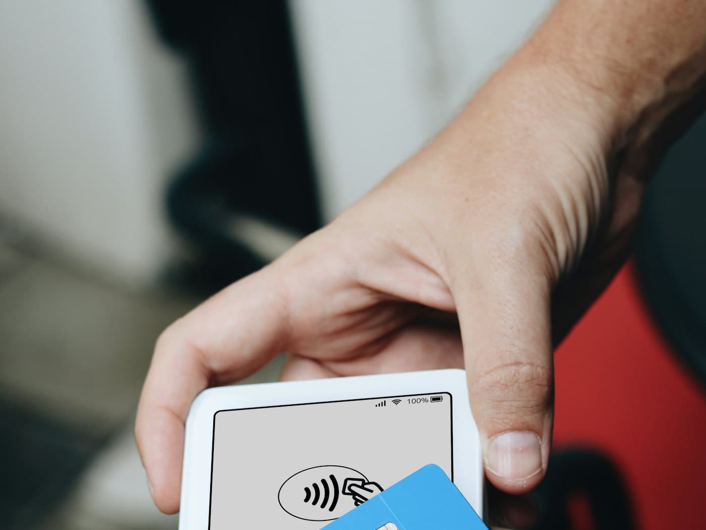 Un client règle son achat par carte sur le terminal du commerçant