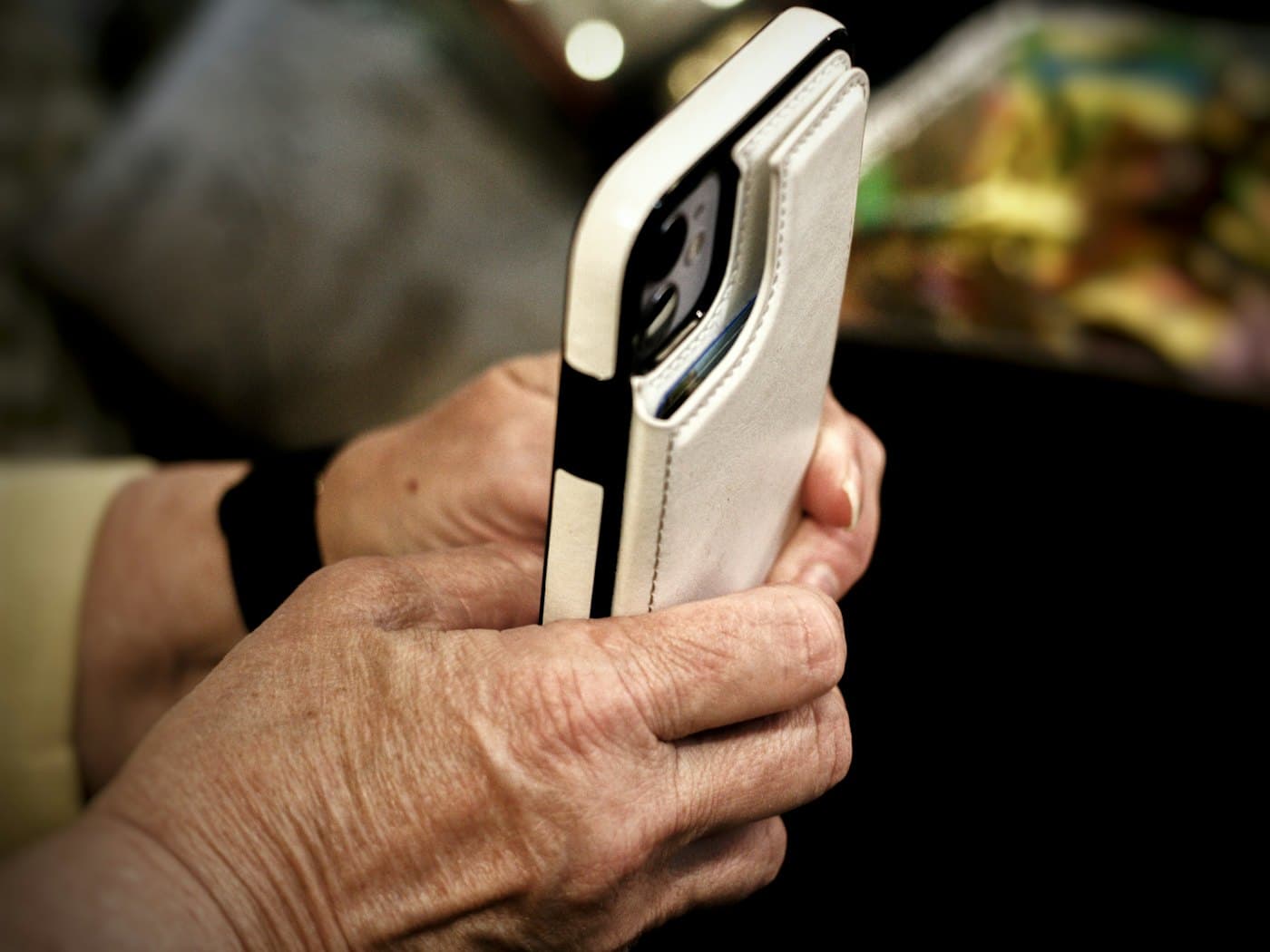 Une personne finalise sa réservation depuis son téléphone
