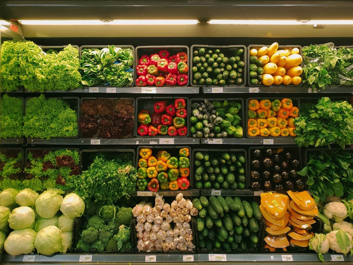 Étal de fruits et légumes frais chez un commerçant local à La Réunion