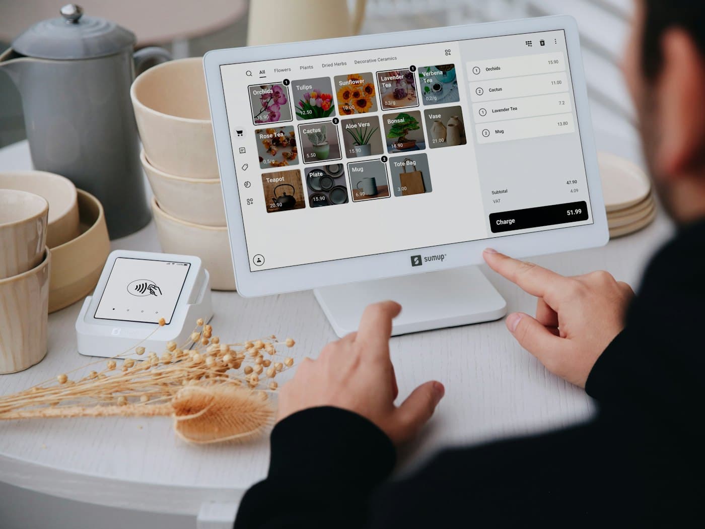 Un commerçant pilote son catalogue et ses ventes depuis une caisse tactile
